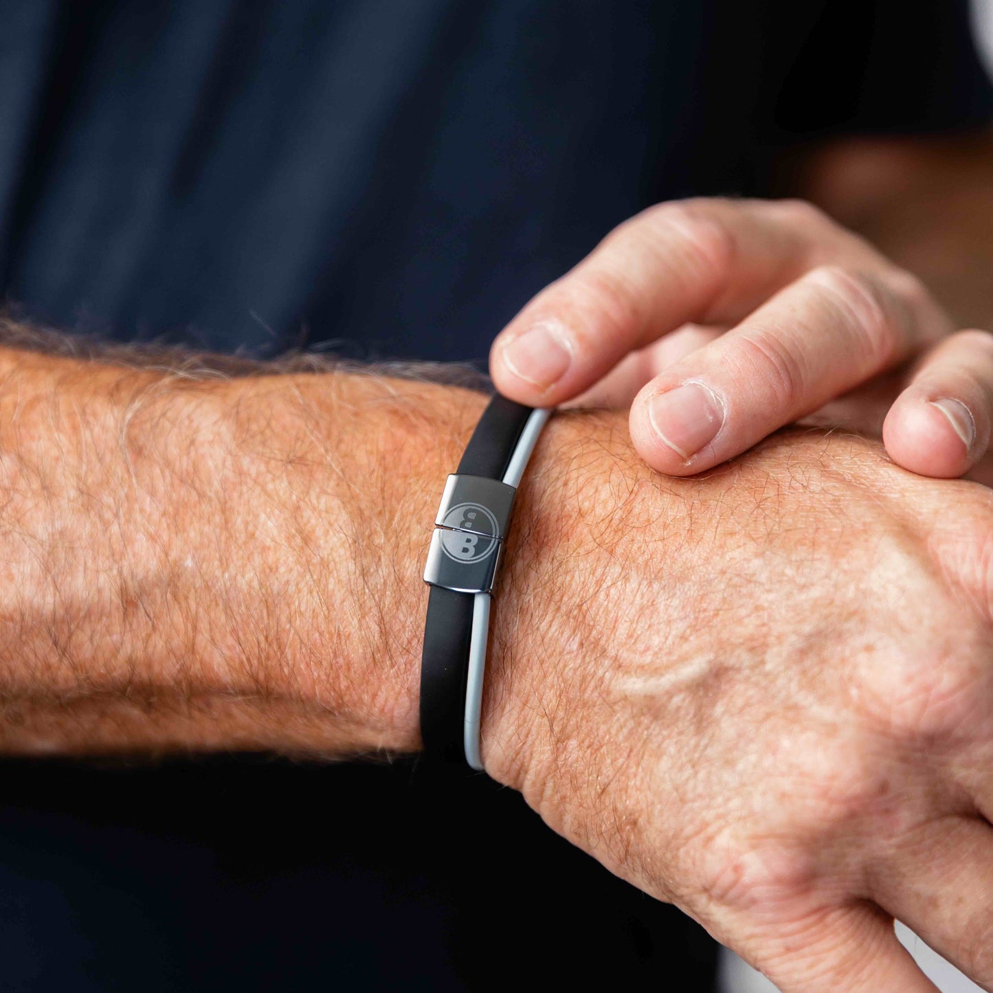 Balance Band™ Ice Blue – Handgefertigt mit Naturbernstein
