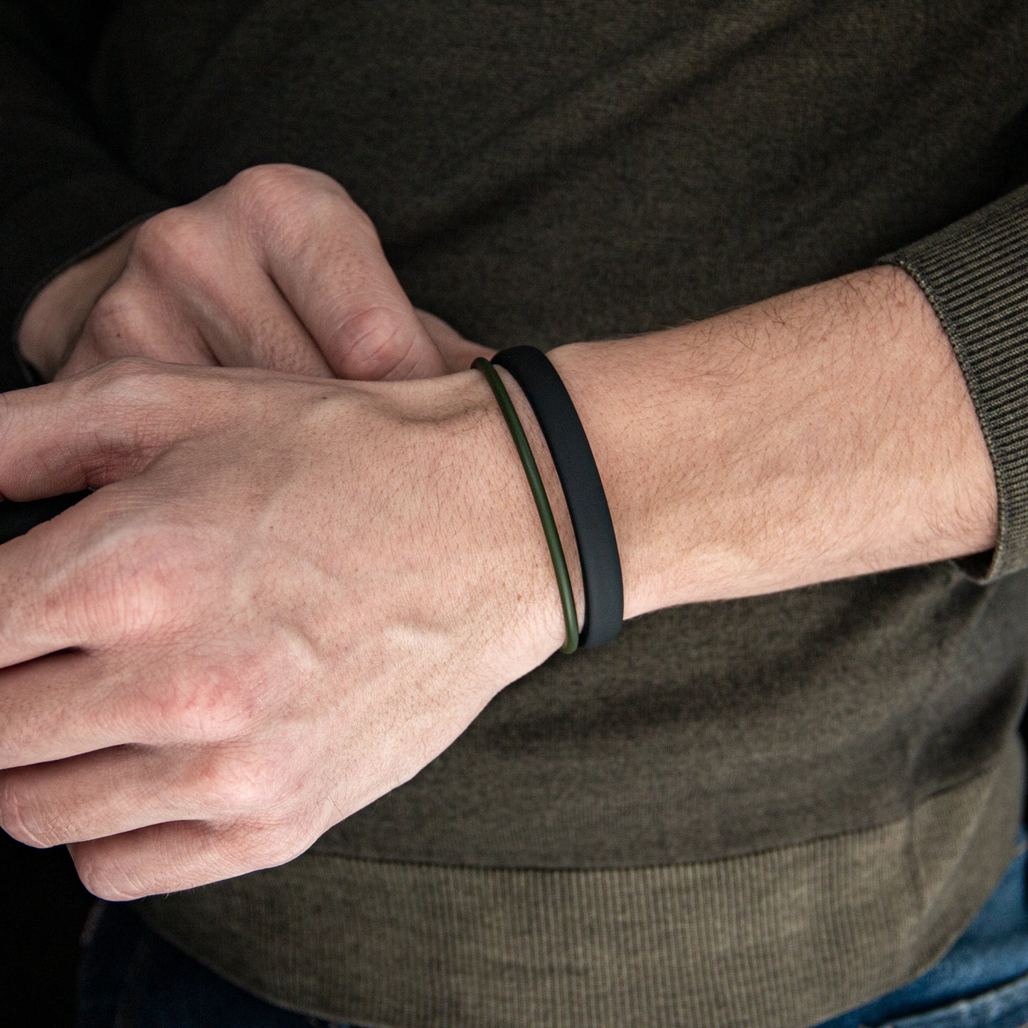 Balance Band™ Dark Olive – Handgefertigt mit Naturbernstein